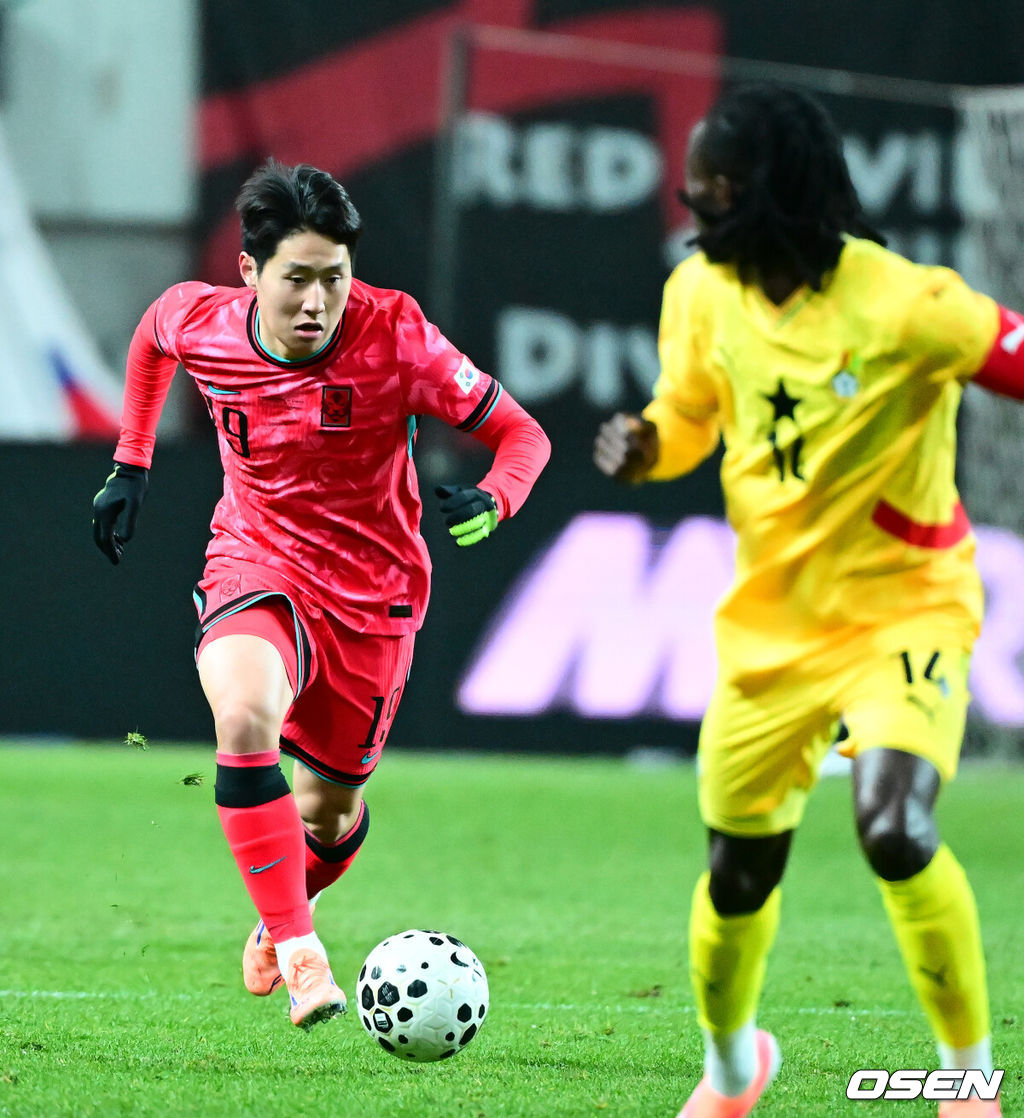 홍명보 감독이 이끄는 대한민국 축구대표팀이 18일 오후 서울월드컵경기장에서 아프리카 강호 가나와 평가전을 가졌다.홍명보호의 2025년의 끝을 장식할 경기다. 내달 2026 국제축구연맹(FIFA) 북중미 월드컵 조 추첨을 앞두고 열리는 마지막 평가전이기도 하다. 현재 한국은 가나전 결과와 상관없이 사실상 월드컵 포트 2가 확정된 상태다. 아프리카 예선을 뚫고 북중미행에 성공한 가나는 FIFA 랭킹 73위다. 22위 한국보다는 51계단 낮다. 하지만 통산 전적에서 4승 3패로 한국보다 우위다. 전반 대한민국 이강인이 드리블을 하고 있다. 2025.11.18 /jpnews@osen.co.kr