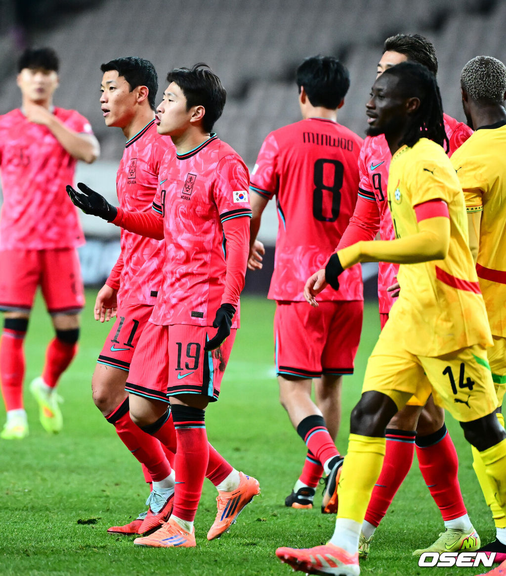 홍명보 감독이 이끄는 대한민국 축구대표팀이 18일 오후 서울월드컵경기장에서 아프리카 강호 가나와 평가전을 가졌다.홍명보호의 2025년의 끝을 장식할 경기다. 내달 2026 국제축구연맹(FIFA) 북중미 월드컵 조 추첨을 앞두고 열리는 마지막 평가전이기도 하다. 현재 한국은 가나전 결과와 상관없이 사실상 월드컵 포트 2가 확정된 상태다. 아프리카 예선을 뚫고 북중미행에 성공한 가나는 FIFA 랭킹 73위다. 22위 한국보다는 51계단 낮다. 하지만 통산 전적에서 4승 3패로 한국보다 우위다. 후반 대한민국 이강인, 황희찬이 심판 판정에 불만을 나타내고 있다. 2025.11.18 /jpnews@osen.co.kr
