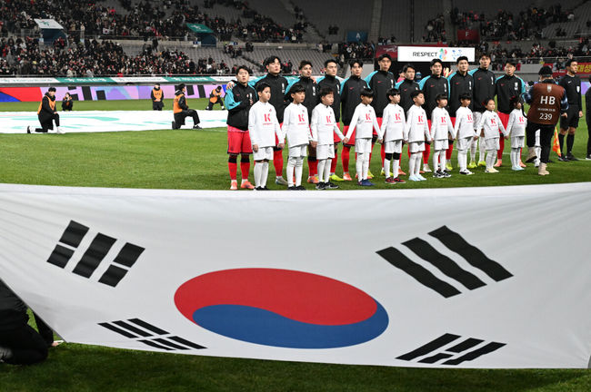 홍명보 감독이 이끄는 대한민국 축구대표팀이 18일 오후 서울월드컵경기장에서 아프리카 강호 가나와 평가전을 가졌다.홍명보호의 2025년의 끝을 장식할 경기다. 내달 2026 국제축구연맹(FIFA) 북중미 월드컵 조 추첨을 앞두고 열리는 마지막 평가전이기도 하다. 현재 한국은 가나전 결과와 상관없이 사실상 월드컵 포트 2가 확정된 상태다. 아프리카 예선을 뚫고 북중미행에 성공한 가나는 FIFA 랭킹 73위다. 22위 한국보다는 51계단 낮다. 하지만 통산 전적에서 4승 3패로 한국보다 우위다. 경기에 앞서 대한민국 선수들이 애국가를 부르고 있다. 2025.11.18 /sunday@osen.co.kr