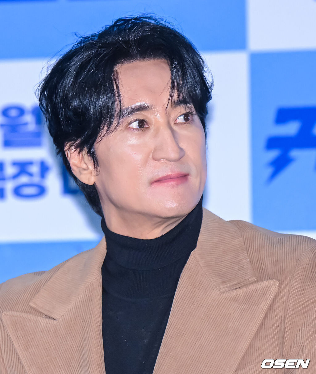 13일 오후 서울 CGV 용산아이파크몰에서 영화 '귀신경찰' 언론배급 시사회 및 기자 간담회가 열렸다.'귀신경찰'은 돈 벼락 한 번 못 맞고 때아닌 날벼락 맞은 이후 하찮은 능력을 갖게 된 경찰이 그의 가족과 예기치 못한 사건에 얽히며 벌어지는 패밀리 코미디이다. 배우 신현준이 간담회를 하고 있다. 2025.1.13 / jpnews@osen.co.kr