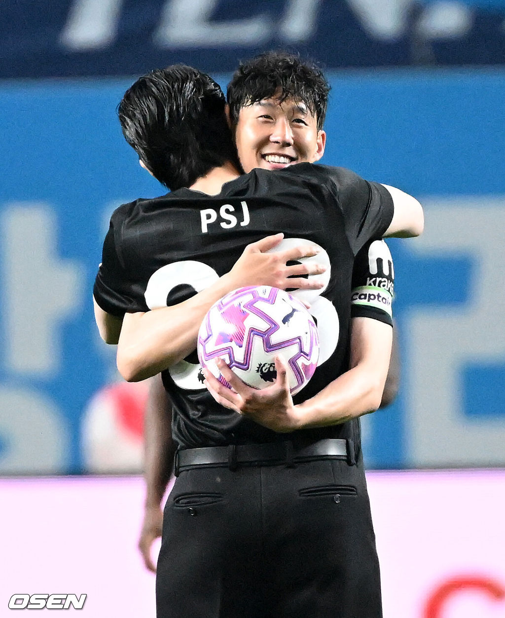 3일 오후 서울월드컵경기장에서 쿠팡플레이 시리즈 2025 2경기, 토트넘 홋스퍼 FC와 뉴캐슬 유나이티드 FC의 프리시즌 친선경기가 열렸다.토트넘 손흥민의 고별전이자 양민혁과 뉴캐슬 박승수의 맞대결로 주목받는 이번 경기는 단순한 프리시즌 친선경기가 아닌, 전설의 마지막, 신예의 등장 교차점이라는 특별한 의미가 더해진다.경기에 앞서 토트넘 홋스퍼 손흥민이 시축을 마친 박서준과 포옹을 나누고 있다. 2025.08.03 /sunday@osen.co.kr