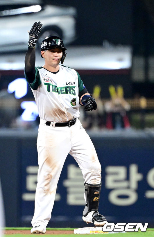 [OSEN=광주, 최규한 기자] 17일 오후 광주-기아 챔피언스필드에서 ‘2025 신한 SOL Bank KBO리그’ KIA 타이거즈와 KT 위즈의 경기가 열렸다.홈팀 KIA는 양현종, 방문팀 KT는 윌리엄 쿠에바스를 선발투수로 내세웠다.5회말 무사 1루 상황 KIA 한승택이 중앙 펜스 직격 2루타를 날리고 2루에 안착해 기뻐하고 있다. 2025.04.17 / dreamer@osen.co.kr