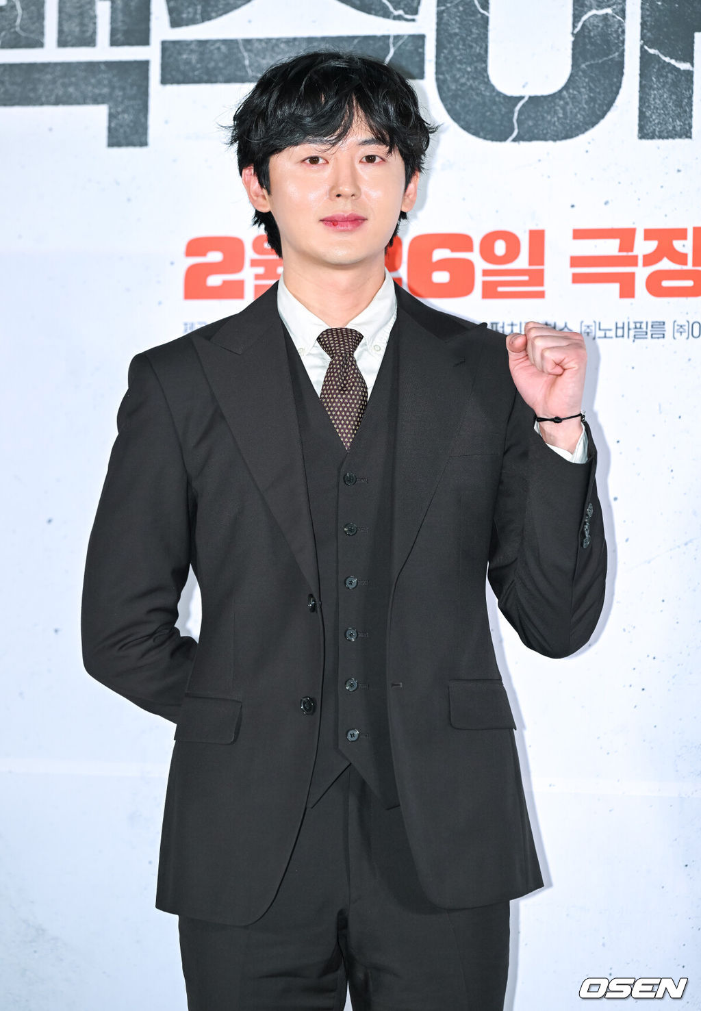 24일 오후 서울 코엑스에서 영화 '백수아파트' 언론시사회가 진행됐다. 배우 경수진과 고규피르 이지훈, 김주령, 최유정이 출연하는 영화 '백수아파트'는 동네를 휘젓고 다니며 정의를 구현하고자 하는 백수 거울이 새벽 4시마다 아파트에 울려 퍼지는 층간 소음의 정체를 찾기 위해 이웃들을 조사하며 벌어지는 일을 그린 미스터리 코믹 추적극.배우 이지훈이 포즈를 취하고 있다.  2025.02.24 / soul1014@osen.co.kr