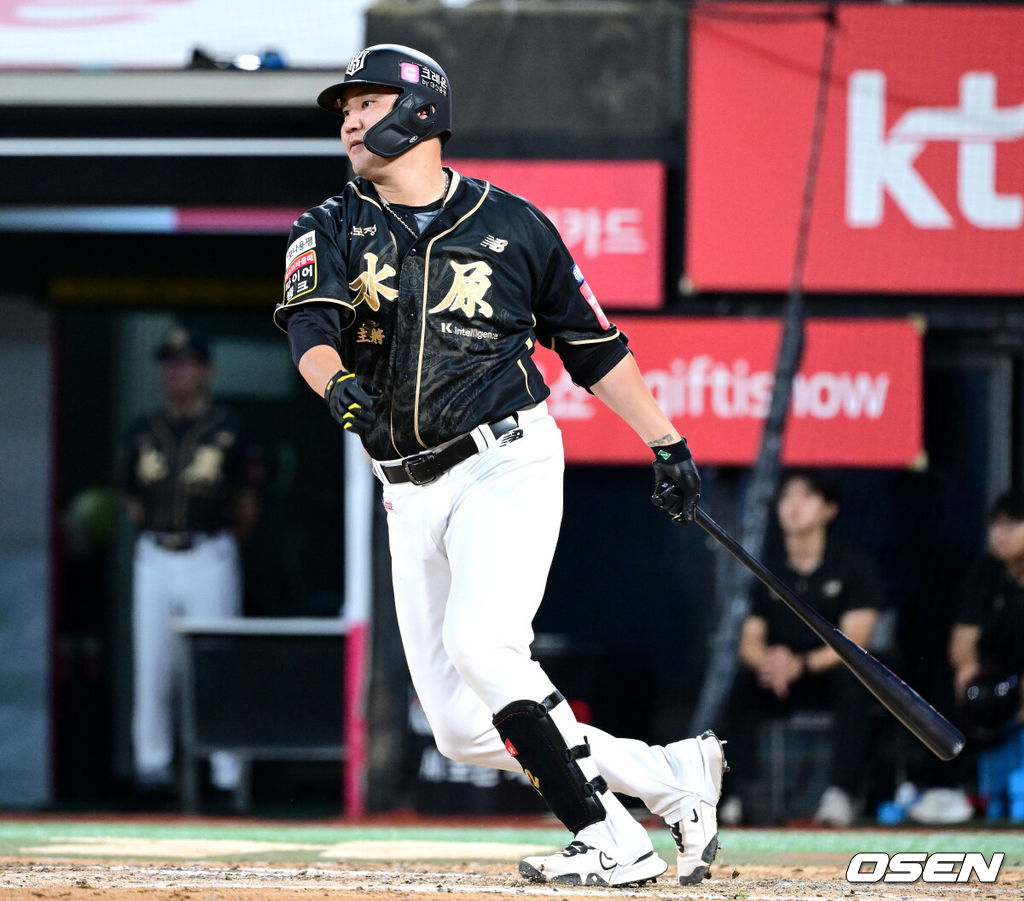 18일 수원 KT위즈파크에서 ‘2025 신한 SOL Bank KBO리그’ KT 위즈와 LG 트윈스의 더블헤더 2차전이 열렸다.홈팀 KT는 패트릭 머피, 방문팀 LG는 송승기를 선발로 내세웠다.6회말 1사 1, 2루 상황 KT 장성우가 추격의 1타점 적시타를 날리고 있다. 2025.09.18 / dreamer@osen.co.kr