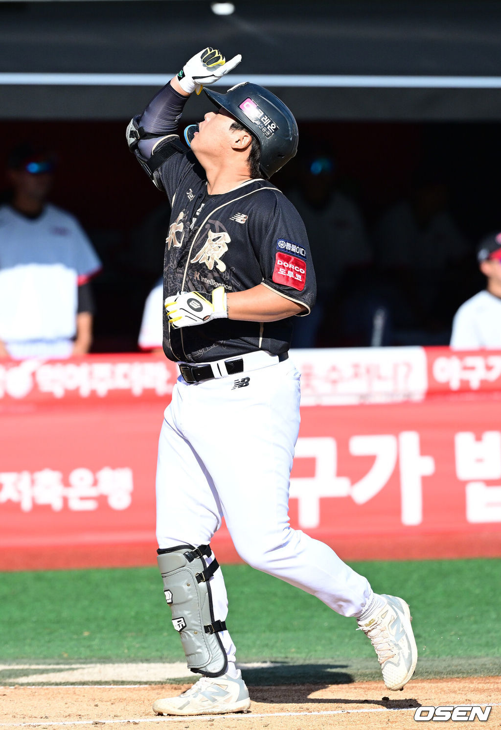 18일 수원 KT위즈파크에서 ‘2025 신한 SOL Bank KBO리그’ KT 위즈와 LG 트윈스의 더블헤더 1차전이 열렸다.홈팀 KT는 소형준, 방문팀 LG는 요니 치리노스를 선발로 내세웠다.4회말 1사 주자없는 상황 KT 강백호가 추격의 우월 솔로포를 날리고 그라운드를 돌며 기뻐하고 있다. 2025.09.18 / dreamer@osen.co.kr