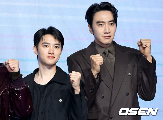 [OSEN=조은정 기자]디즈니+ 오리지널 시리즈 ‘조각도시’ 제작발표회가 서울 영등포구 여의도 콘래드 서울에서 열렸다.‘조각도시’는 평범한 삶을 살던 태중(지창욱)이 어느 날 억울하게 흉악한 범죄에 휘말려 감옥에 가게 되고, 모든 것은 요한(도경수)에 의해 계획되었다는 것을 알게 되면서 그를 향한 복수를 실행하는 액션 드라마를 그린 작품이다. 이날 현장에는 지창욱, 도경수, 김종수, 조윤수 그리고 이광수가 참석했다.배우 도경수, 이광수가 포즈를 취하고 있다. 2025.11.03 /cej@osen.co.kr