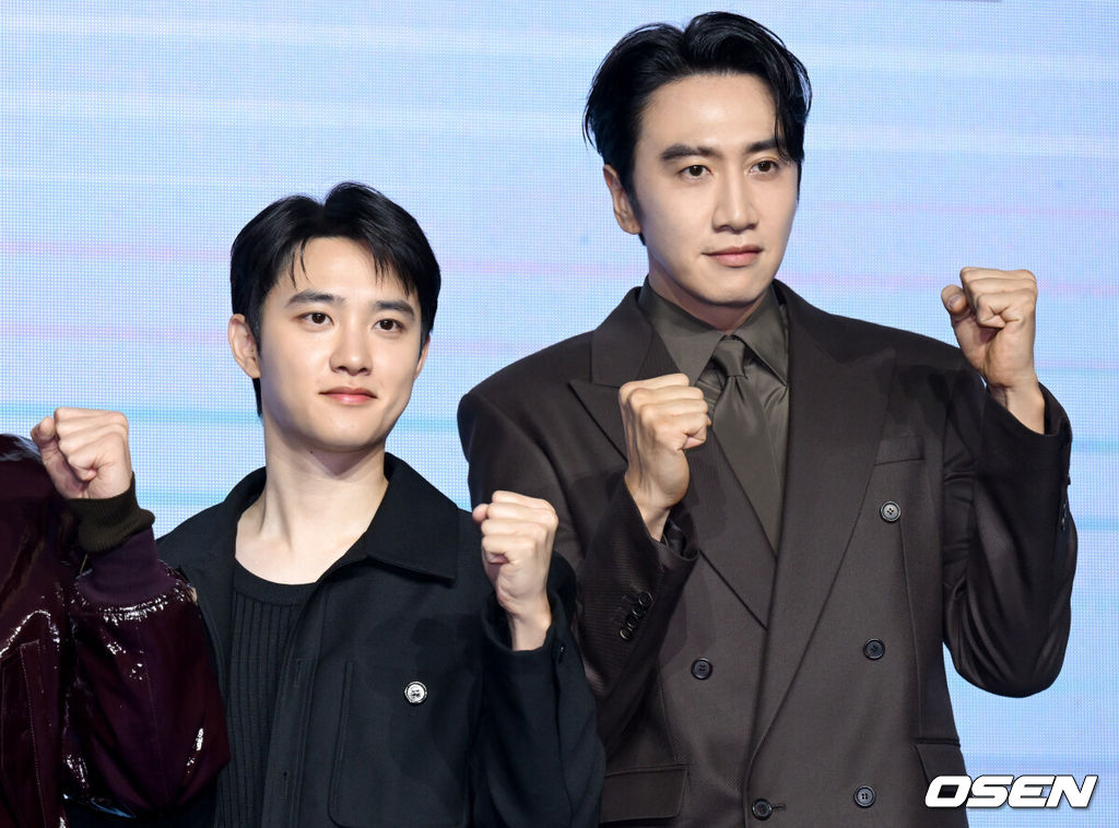 디즈니+ 오리지널 시리즈 ‘조각도시’ 제작발표회가 서울 영등포구 여의도 콘래드 서울에서 열렸다.‘조각도시’는 평범한 삶을 살던 태중(지창욱)이 어느 날 억울하게 흉악한 범죄에 휘말려 감옥에 가게 되고, 모든 것은 요한(도경수)에 의해 계획되었다는 것을 알게 되면서 그를 향한 복수를 실행하는 액션 드라마를 그린 작품이다. 이날 현장에는 지창욱, 도경수, 김종수, 조윤수 그리고 이광수가 참석했다.배우 도경수, 이광수가 포즈를 취하고 있다. 2025.11.03 /cej@osen.co.kr