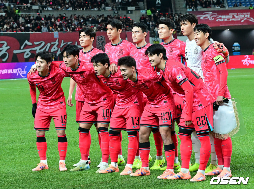 홍명보 감독이 이끄는 한국 축구대표팀이 18일 오후 8시 서울월드컵경기장에서 열린 11월 A매치 두 번째 친선경기에서 '아프리카 강호' 가나를 상대로 1-0 승리했다.내달 2026 국제축구연맹(FIFA) 북중미 월드컵 조 추첨을 앞두고 열리는 마지막 평가전이었다. 한국은 가나까지 잡아내면서 사상 최초로 월드컵 포트 2를 확정하게 됐다. 이로써 대표팀은 홍명보 감독이 부임한 뒤 처음으로 A매치 2연전에서 나란히 승리를 거두게 됐다.경기에 앞서 대한민국 베스트 11 선수들이 포즈를 취하고 있다. 2025.11.18 /jpnews@osen.co.kr