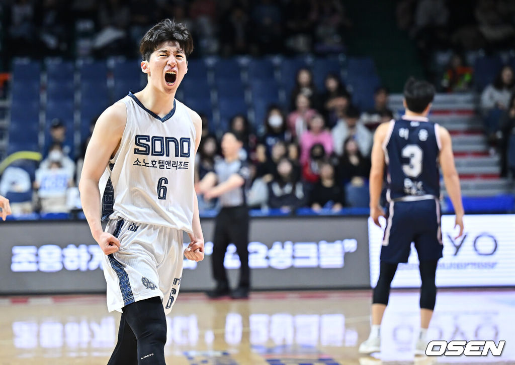 20일 부산 사직체육관에서 2025-2026 LG전자 프로농구 부산 KCC와 고양 소노의 경기가 열렸다.  부산 KCC와 고양 소노가 2025~2026 시즌 두 번째 맞대결을 펼쳤다.고양 소노 이정현이 4쿼터 중반 3점슛을 성공시키고 포효하고 있다. 2025.11.20 / foto0307@osen.co.kr