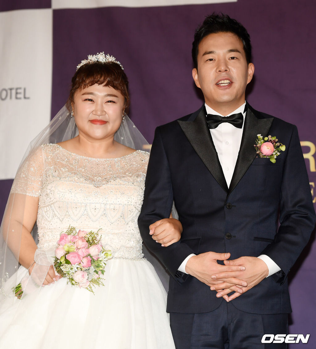 17일 오후 서울시 서초구 더 리버사이드호텔에서 진행된 개그맨 홍윤화-김민기 결혼 기자간담회 행사에서 홍윤화와 김민기가 포토타임을 갖고 있다. / rumi@osen.co.kr