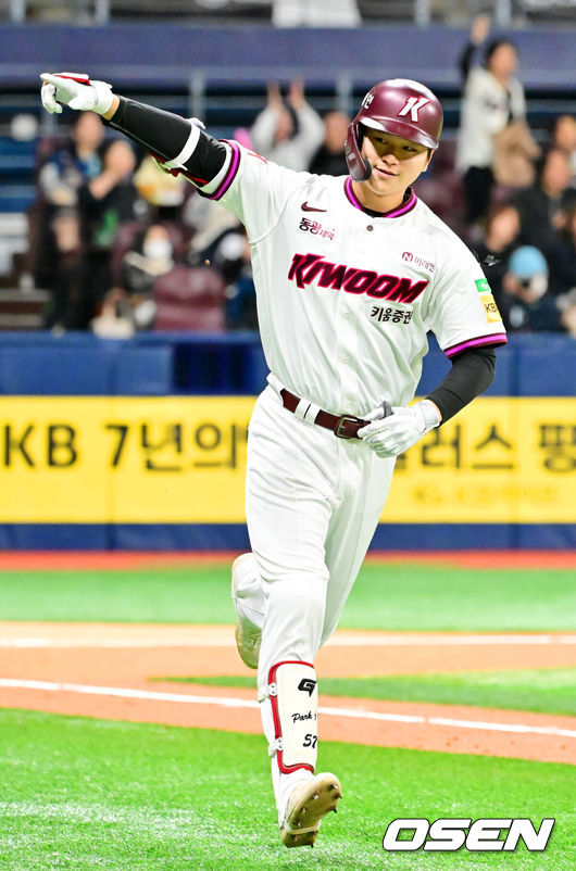[OSEN=고척, 민경훈 기자] 5일 오후 서울 고척스카이돔에서 2025 신한 SOL Bank KBO리그 키움 히어로즈와 NC 다이노스의 경기가 열렸다.이날 키움은 김윤하, NC는 라일리를 선발투수로 내세웠다.2회말 1사 주자 1,2루 키움 박주홍이 우월 선취 스리런 홈런을 때린 후 기뻐하고 있다. 2025.04.05 / rumi@osen.co.kr