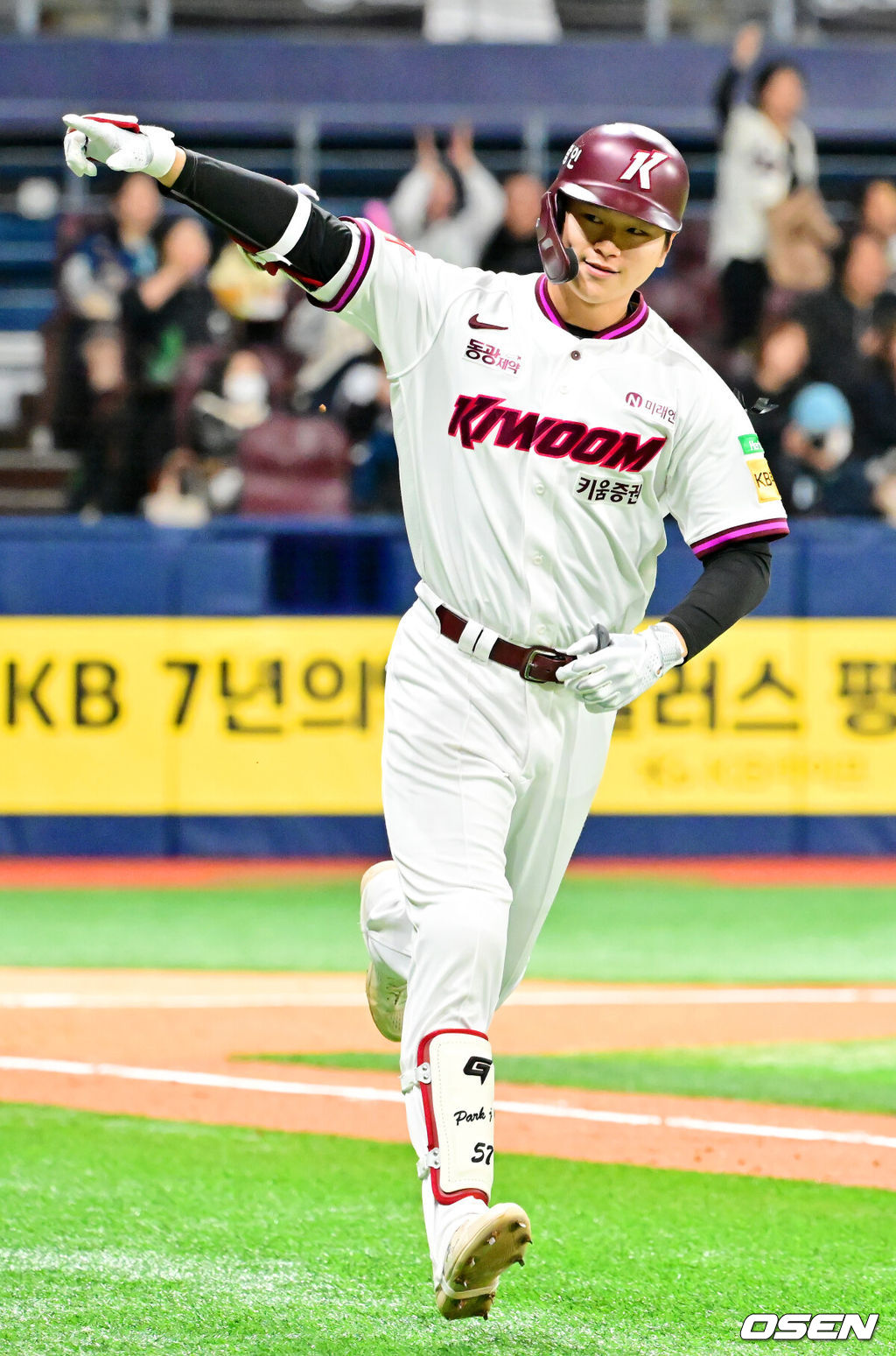 5일 오후 서울 고척스카이돔에서 2025 신한 SOL Bank KBO리그 키움 히어로즈와 NC 다이노스의 경기가 열렸다.이날 키움은 김윤하, NC는 라일리를 선발투수로 내세웠다.2회말 1사 주자 1,2루 키움 박주홍이 우월 선취 스리런 홈런을 때린 후 기뻐하고 있다. 2025.04.05 / rumi@osen.co.kr