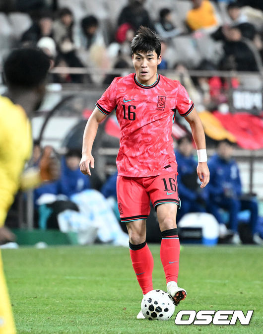 [OSEN=서울월드컵경기장, 이대선 기자] 홍명보호가 어려운 경기 끝에 2025년 마지막 A매치를 승리로 장식했다.홍명보 감독이 이끄는 한국 축구대표팀은 18일 오후 8시 서울월드컵경기장에서 열린 11월 A매치 두 번째 친선경기에서 '아프리카 강호' 가나를 상대로 1-0 승리했다.내달 2026 국제축구연맹(FIFA) 북중미 월드컵 조 추첨을 앞두고 열리는 마지막 평가전이었다. 한국은 가나까지 잡아내면서 사상 최초로 월드컵 포트 2를 확정하게 됐다.전반 대한민국 박진섭이 드리블 돌파를 하고 있다. 2025.11.18 /sunday@osen.co.kr