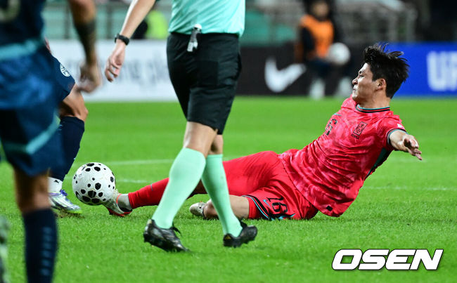 [OSEN=서울월드컵경기장, 조은정 기자]한국 축구가 안방에서 '남미 강호' 파라과이를 물리치며 사상 최초의 2026 국제축구연맹(FIFA) 북중미 월드컵 포트 2 확보에 청신호를 켰다.한국 축구대표팀은 14일 오후 8시 서울월드컵경기장에서 열린 A매치 친선 경기에서 파라과이를 2-0으로 제압했다. 지난 10일 일본 원정에서 2-2로 비기고 온 파라과이는 한국에 덜미를 잡히며 10월 아시아 투어를 1무 1패로 마감하게 됐다.전반 대한민국 박진섭이 스틸을 시도하고 있다. 2025.10.14 /cej@osen.co.kr