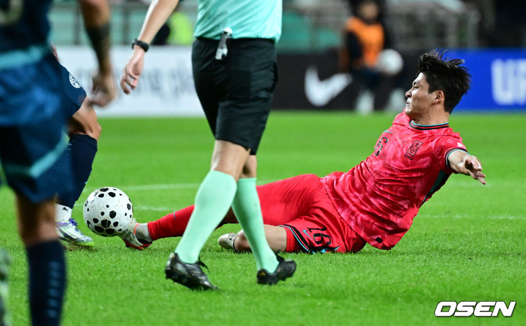 한국 축구가 안방에서 '남미 강호' 파라과이를 물리치며 사상 최초의 2026 국제축구연맹(FIFA) 북중미 월드컵 포트 2 확보에 청신호를 켰다.한국 축구대표팀은 14일 오후 8시 서울월드컵경기장에서 열린 A매치 친선 경기에서 파라과이를 2-0으로 제압했다. 지난 10일 일본 원정에서 2-2로 비기고 온 파라과이는 한국에 덜미를 잡히며 10월 아시아 투어를 1무 1패로 마감하게 됐다.전반 대한민국 박진섭이 스틸을 시도하고 있다. 2025.10.14 /cej@osen.co.kr