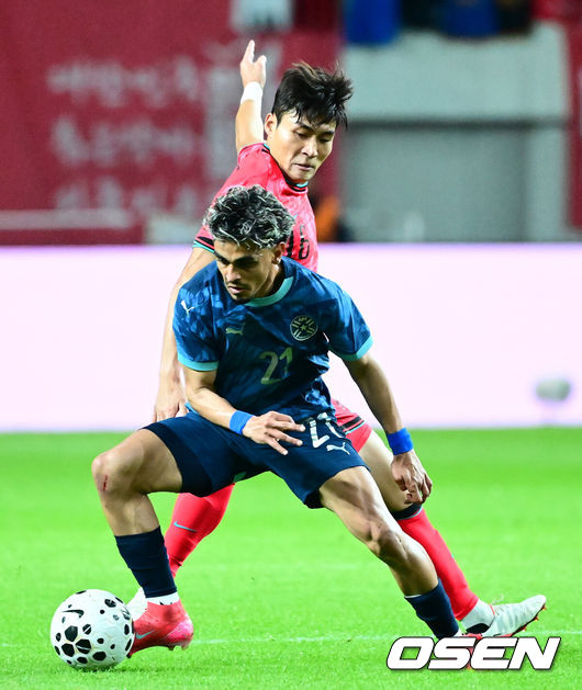 [OSEN=서울월드컵경기장, 지형준 기자] 한국 축구가 안방에서 '남미 강호' 파라과이를 물리치며 사상 최초의 2026 국제축구연맹(FIFA) 북중미 월드컵 포트 2 확보에 청신호를 켰다.한국 축구대표팀은 14일 오후 8시 서울월드컵경기장에서 열린 A매치 친선 경기에서 파라과이를 2-0으로 제압했다. 지난 10일 일본 원정에서 2-2로 비기고 온 파라과이는 한국에 덜미를 잡히며 10월 아시아 투어를 1무 1패로 마감하게 됐다.전반 한국 박진섭이 수비를 하고 있다. 2025.10.14. /jpnews@osen.co.kr