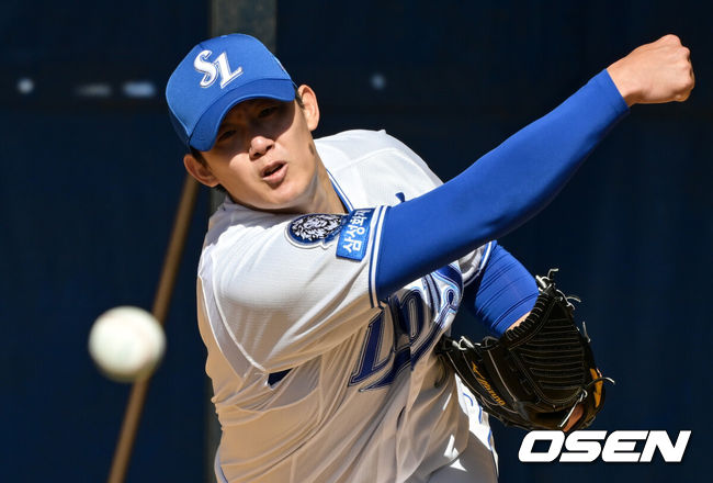 [OSEN=오키나와(일본), 조은정 기자] 25일(한국시간) 일본 오키나와 온나손 아카마 구장에서 삼성 라이온즈와 SSG 랜더스의 연습경기가 열린다.삼성은 오키나와에서 국내와 일본 팀을 상대로 연습 경기를 7번 치른 뒤 3월 5일 귀국, 시범경기를 준비한다.삼성 김대우가 불펜피칭을 하고 있다. 2025.02.25 /cej@osen.co.kr