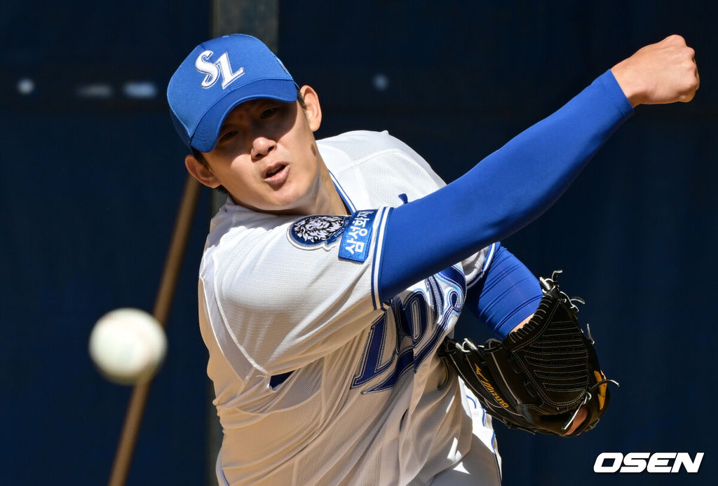  25일(한국시간) 일본 오키나와 온나손 아카마 구장에서 삼성 라이온즈와 SSG 랜더스의 연습경기가 열린다.삼성은 오키나와에서 국내와 일본 팀을 상대로 연습 경기를 7번 치른 뒤 3월 5일 귀국, 시범경기를 준비한다.삼성 김대우가 불펜피칭을 하고 있다. 2025.02.25 /cej@osen.co.kr