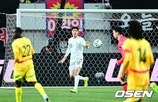 [OSEN=서울월드컵경기장, 지형준 기자] 홍명보 감독이 이끄는 한국 축구대표팀이 18일 오후 8시 서울월드컵경기장에서 열린 11월 A매치 두 번째 친선경기에서 '아프리카 강호' 가나를 상대로 1-0 승리했다.내달 2026 국제축구연맹(FIFA) 북중미 월드컵 조 추첨을 앞두고 열리는 마지막 평가전이었다. 한국은 가나까지 잡아내면서 사상 최초로 월드컵 포트 2를 확정하게 됐다. 이로써 대표팀은 홍명보 감독이 부임한 뒤 처음으로 A매치 2연전에서 나란히 승리를 거두게 됐다.후반 대한민국 송범근 골키퍼가 볼을 처리하고 있다. 2025.11.18 /jpnews@osen.co.kr