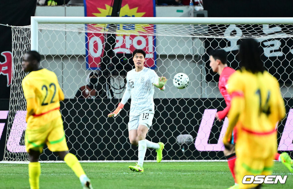 홍명보 감독이 이끄는 한국 축구대표팀이 18일 오후 8시 서울월드컵경기장에서 열린 11월 A매치 두 번째 친선경기에서 '아프리카 강호' 가나를 상대로 1-0 승리했다.내달 2026 국제축구연맹(FIFA) 북중미 월드컵 조 추첨을 앞두고 열리는 마지막 평가전이었다. 한국은 가나까지 잡아내면서 사상 최초로 월드컵 포트 2를 확정하게 됐다. 이로써 대표팀은 홍명보 감독이 부임한 뒤 처음으로 A매치 2연전에서 나란히 승리를 거두게 됐다.후반 대한민국 송범근 골키퍼가 볼을 처리하고 있다. 2025.11.18 /jpnews@osen.co.kr