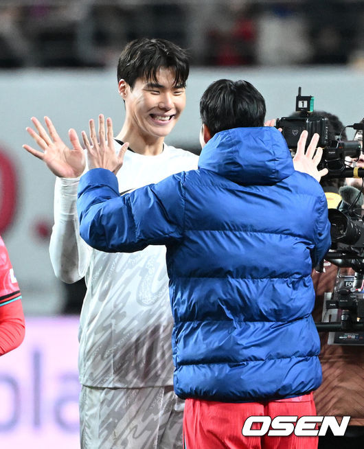 [OSEN=서울월드컵경기장, 이대선 기자] 홍명보호가 어려운 경기 끝에 2025년 마지막 A매치를 승리로 장식했다.홍명보 감독이 이끄는 한국 축구대표팀은 18일 오후 8시 서울월드컵경기장에서 열린 11월 A매치 두 번째 친선경기에서 '아프리카 강호' 가나를 상대로 1-0 승리했다.내달 2026 국제축구연맹(FIFA) 북중미 월드컵 조 추첨을 앞두고 열리는 마지막 평가전이었다. 한국은 가나까지 잡아내면서 사상 최초로 월드컵 포트 2를 확정하게 됐다.경기 종료 후 대한민국 송범근이 손흥민과 승리의 기쁨을 나누고 있다. 2025.11.18 /sunday@osen.co.kr