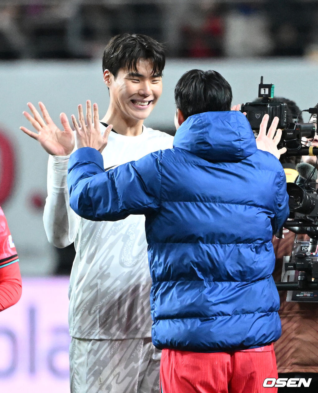 홍명보호가 어려운 경기 끝에 2025년 마지막 A매치를 승리로 장식했다.홍명보 감독이 이끄는 한국 축구대표팀은 18일 오후 8시 서울월드컵경기장에서 열린 11월 A매치 두 번째 친선경기에서 '아프리카 강호' 가나를 상대로 1-0 승리했다.내달 2026 국제축구연맹(FIFA) 북중미 월드컵 조 추첨을 앞두고 열리는 마지막 평가전이었다. 한국은 가나까지 잡아내면서 사상 최초로 월드컵 포트 2를 확정하게 됐다.경기 종료 후 대한민국 송범근이 손흥민과 승리의 기쁨을 나누고 있다. 2025.11.18 /sunday@osen.co.kr