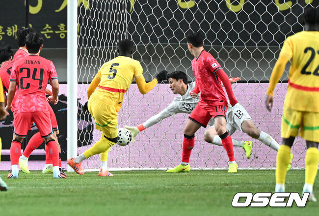 [OSEN=서울월드컵경기장, 이대선 기자] 홍명보 감독이 이끄는 대한민국 축구대표팀이 18일 오후 서울월드컵경기장에서 아프리카 강호 가나와 평가전을 가졌다.홍명보호의 2025년의 끝을 장식할 경기다. 내달 2026 국제축구연맹(FIFA) 북중미 월드컵 조 추첨을 앞두고 열리는 마지막 평가전이기도 하다. 현재 한국은 가나전 결과와 상관없이 사실상 월드컵 포트 2가 확정된 상태다. 아프리카 예선을 뚫고 북중미행에 성공한 가나는 FIFA 랭킹 73위다. 22위 한국보다는 51계단 낮다. 하지만 통산 전적에서 4승 3패로 한국보다 우위다. 후반 대한민국 송범근이 슛을 막아내고 있다. 2025.11.18 /sunday@osen.co.kr