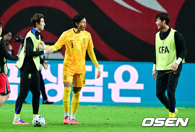 [OSEN=서울월드컵경기장, 지형준 기자] 한국 축구가 안방에서 '남미 강호' 파라과이를 물리치며 사상 최초의 2026 국제축구연맹(FIFA) 북중미 월드컵 포트 2 확보에 청신호를 켰다.한국 축구대표팀은 14일 오후 8시 서울월드컵경기장에서 열린 A매치 친선 경기에서 파라과이를 2-0으로 제압했다. 지난 10일 일본 원정에서 2-2로 비기고 온 파라과이는 한국에 덜미를 잡히며 10월 아시아 투어를 1무 1패로 마감하게 됐다.전반을 마치고 한국 김승규 골키퍼가 조현우, 송범근의 격려를 받고 있다. 2025.10.14. /jpnews@osen.co.kr