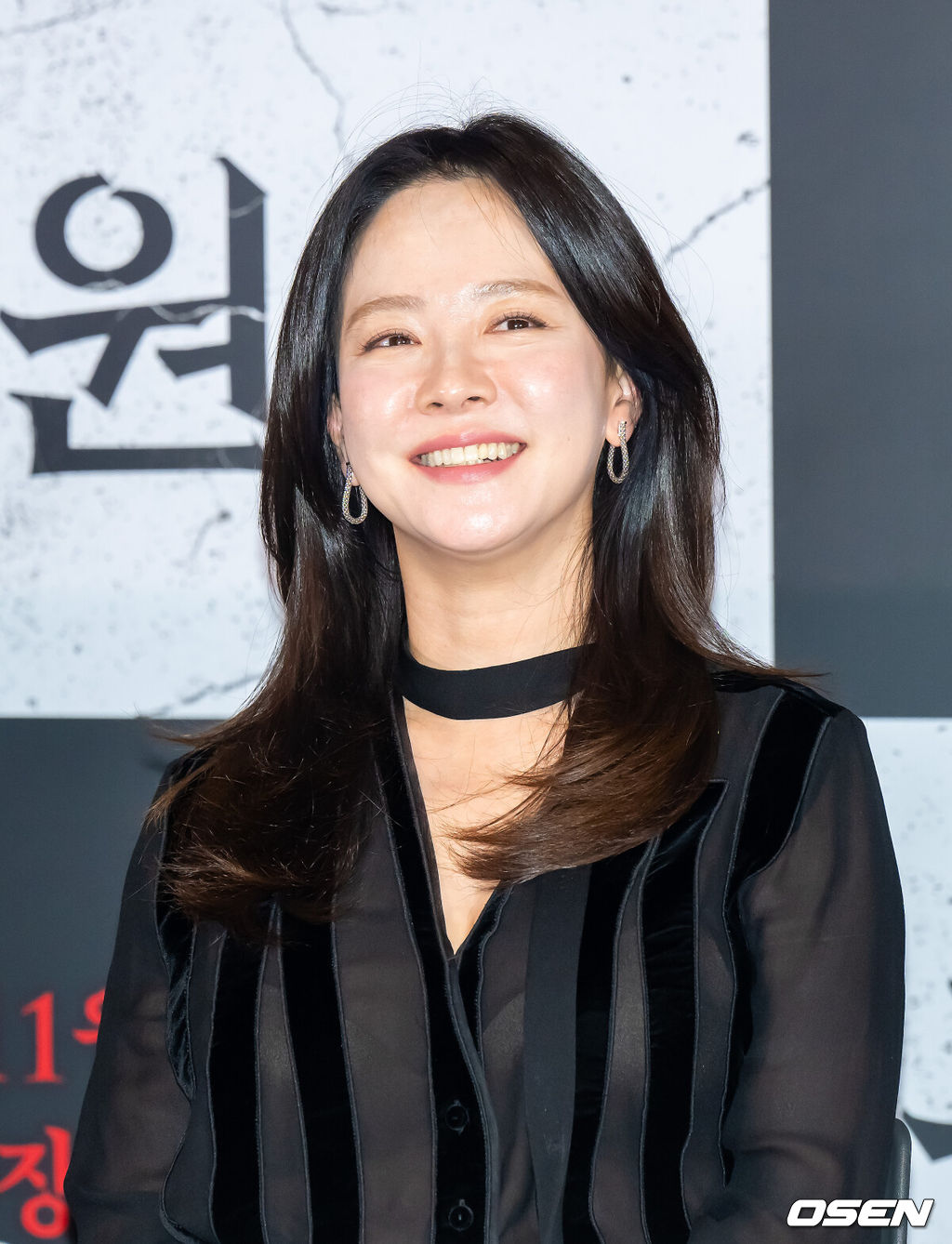 22일 오후 서울 용산아이파크몰 내 용산 CGV에서 영화 '구원자' 언론시사회가 진행됐다.영화 ‘구원자’는 축복의 땅 오복리로 이사 온 ‘영범’과 ‘선희’에게 기적 같은 일이 벌어지고, 이 모든 것이 누군가 받은 불행의 대가임을 알게 되면서 벌어지는 미스터리 오컬트로 배우 김병철과 송지효, 김히어라가 출연한다.배우 송지효가 미소 짓고 있다.  2025.10.22 / soul1014@osen.co.kr