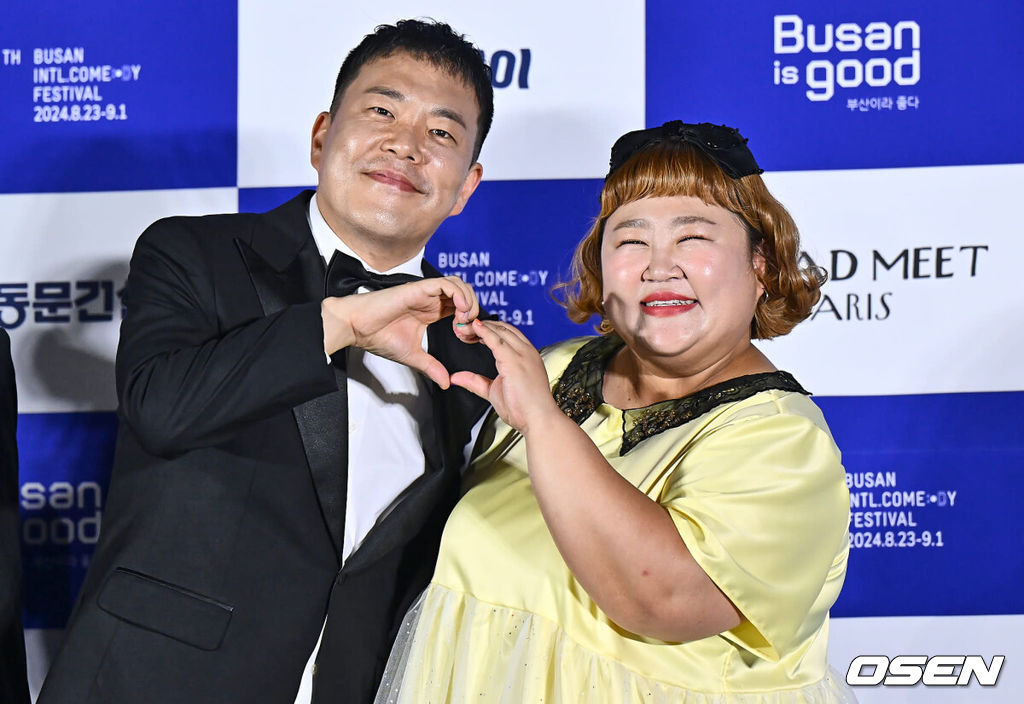 23일 부산 해운대구 우동 영화의 전당에서 제12회 부산국제코미디페스티벌(BICF) 개막식이 열렸다. 대한민국 최정상급 개그맨들과 9개국 해외 코미디언, 인기 유튜브 크리에이터들까지 100여명이 넘는 코미디언들을 만나볼 수 있다.김민기, 홍윤화 부부가 블루카펫 행사에서 포즈를 취하고 있다. 2024.08.23 / foto0307@osen.co.kr