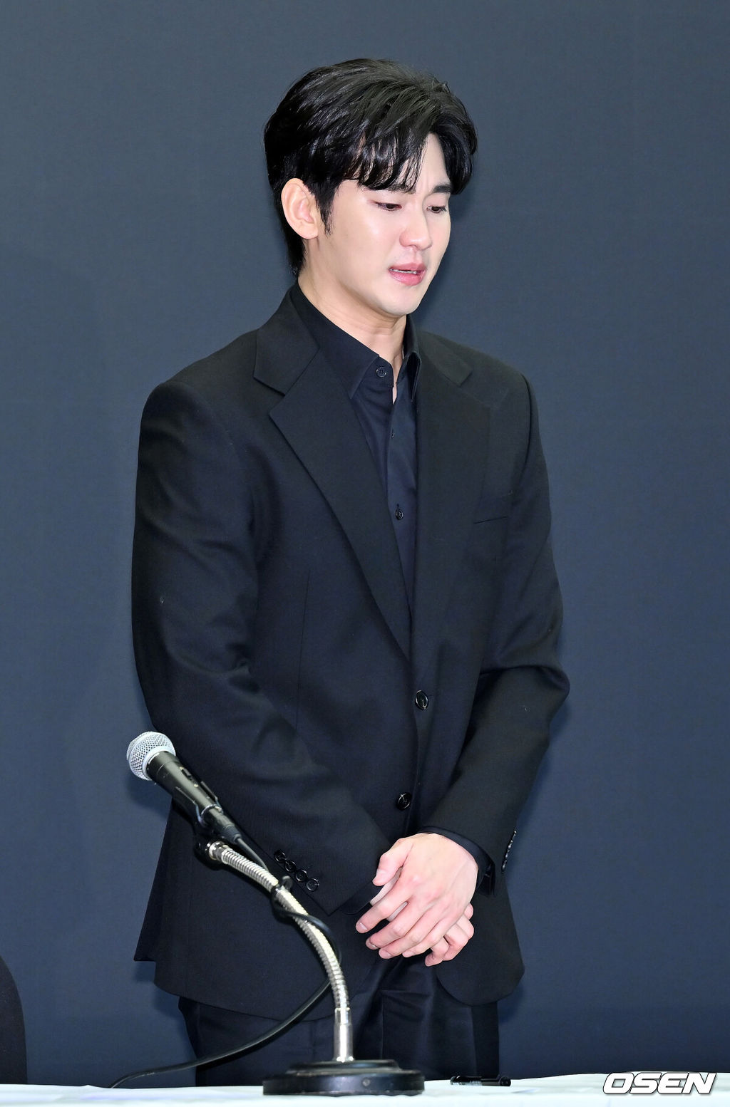 31일 오후 서울 마포구 상암동 스탠포드호텔에서 김수현 기자회견이 열렸다.배우 김수현은 故김새론 사망 이후 그를 휘감은 미성년자 열애 의혹 등에 대한 기자회견에 참석한다. 고인 사망 후 44일 만이며, 김수현은 법무법인 엘케이비앤파트너스 김종복 변호사와 함께 참석한다. 다만 기자회견에서 질의응답은 이뤄지지 않는다.배우 김수현이 기자회견을 하고 있다. 2025.03.31 / rumi@osen.co.kr