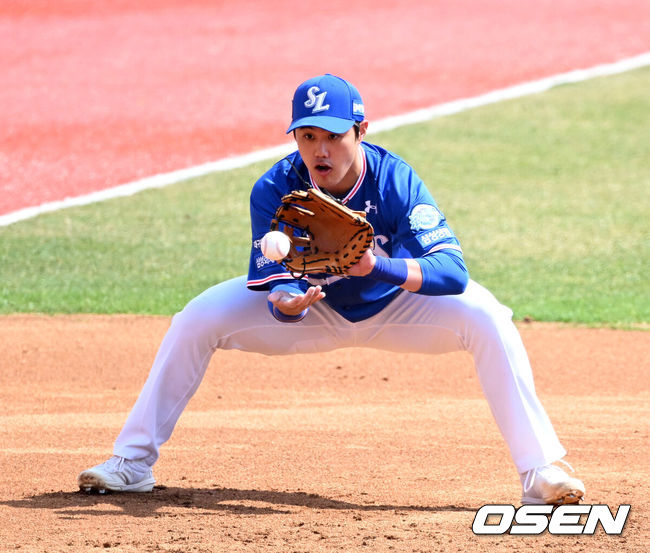 [OSEN=수원, 지형준 기자] 27일 오후 수원 KT위즈파크에서 2022 KBO리그 KT 위즈와 삼성 라이온즈의 시범경기가 열렸다.1회말 삼성 공민규가 3루땅볼 타구를 처리하고 있다. 2022.03.27 /jpnews@osen.co.kr