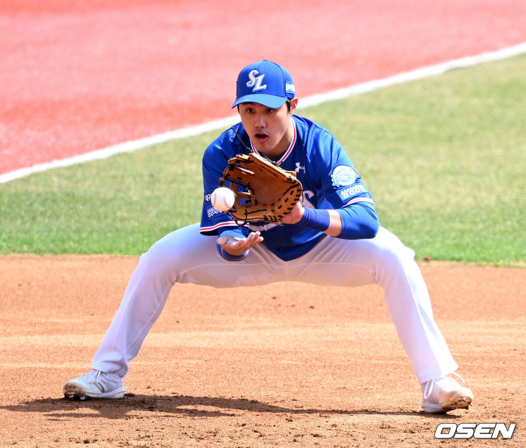 27일 오후 수원 KT위즈파크에서 2022 KBO리그 KT 위즈와 삼성 라이온즈의 시범경기가 열렸다.1회말 삼성 공민규가 3루땅볼 타구를 처리하고 있다. 2022.03.27 /jpnews@osen.co.kr