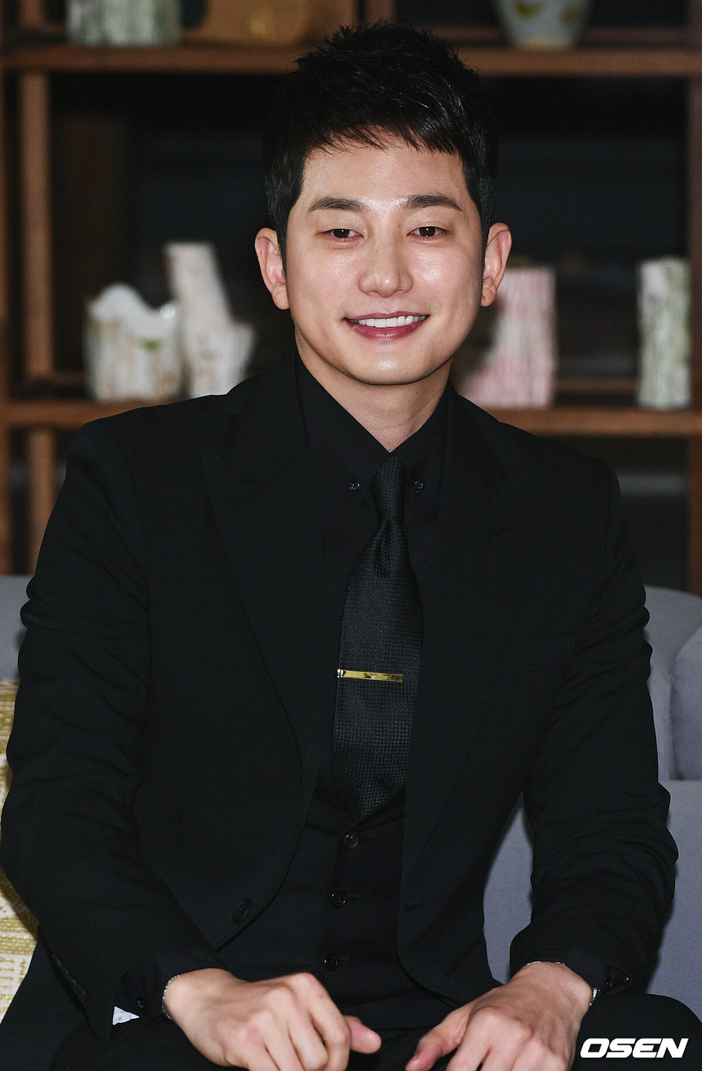 15일 경기도 용인시 양지면 제일리 한 스튜디오에서 TV CHOSUN 특별기획 드라마 '바벨' 촬영현장공개이 공개됐다.'바벨'은 복수를 위해 인생을 내던진 검사와 재벌과의 결혼으로 인해 인생이 망가진 여배우의 사랑 그리고 살인과 암투 속에 드러나는 재벌가의 탐욕스러운 민낯과 몰락을 그리는 '미스터리 격정 멜로' 드라마이다. 박시후가 포즈를 취하고있다./  soul1014@osen.co.kr