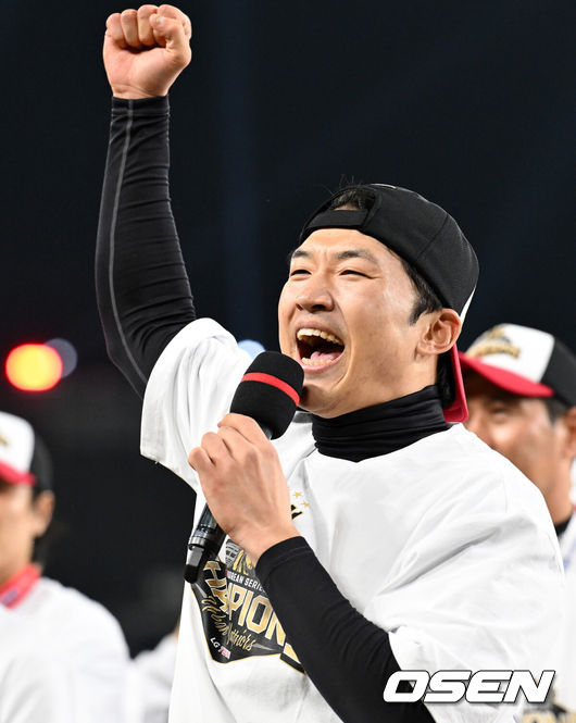 [OSEN=대전, 이대선 기자] 이변은 없었다. 2025시즌 우승팀은 무적 LG 트윈스다. 프로야구 LG 트윈스는 31일 대전 한화생명볼파크에서 열린 2025 신한 SOL뱅크 KBO 한국시리즈(7전 4선승제) 한화 이글스와의 5차전에서 4-1로 승리했다.정규시즌 1위 LG는 시리즈 전적 4승 1패로 통합우승 금자탑을 쌓았다. LG의 통합우승은 1990년, 1994년, 2023년에 이은 통산 4번째로, 염경엽 감독은 2023년 부임 후 3년 사이 팀을 두 차례나 정상에 올려놓는 위대한 업적을 달성했다. 2023년 1위, 2024년 3위, 2025년 1위로 KBO리그에 트윈스 왕조 시대를 활짝 열었다. 반면 2위 한화는 플레이오프를 거쳐 2006년 이후 19년 만에 한국시리즈 무대를 밟았지만, LG의 벽을 넘지 못하며 1999년 이후 26년 만에 통산 두 번째 우승이 무산됐다. LG 오스틴이 우승 행사를 하고 있다. 2025.10.31 /sunday@osen.co.kr