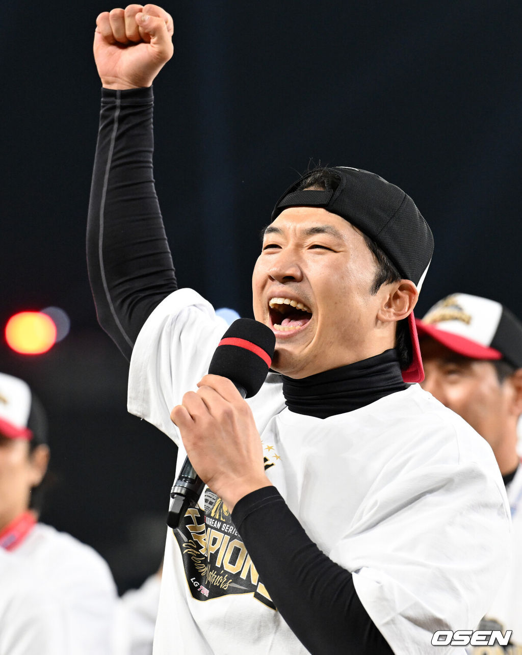 이변은 없었다. 2025시즌 우승팀은 무적 LG 트윈스다. 프로야구 LG 트윈스는 31일 대전 한화생명볼파크에서 열린 2025 신한 SOL뱅크 KBO 한국시리즈(7전 4선승제) 한화 이글스와의 5차전에서 4-1로 승리했다.정규시즌 1위 LG는 시리즈 전적 4승 1패로 통합우승 금자탑을 쌓았다. LG의 통합우승은 1990년, 1994년, 2023년에 이은 통산 4번째로, 염경엽 감독은 2023년 부임 후 3년 사이 팀을 두 차례나 정상에 올려놓는 위대한 업적을 달성했다. 2023년 1위, 2024년 3위, 2025년 1위로 KBO리그에 트윈스 왕조 시대를 활짝 열었다. 반면 2위 한화는 플레이오프를 거쳐 2006년 이후 19년 만에 한국시리즈 무대를 밟았지만, LG의 벽을 넘지 못하며 1999년 이후 26년 만에 통산 두 번째 우승이 무산됐다. LG 오스틴이 우승 행사를 하고 있다. 2025.10.31 /sunday@osen.co.kr