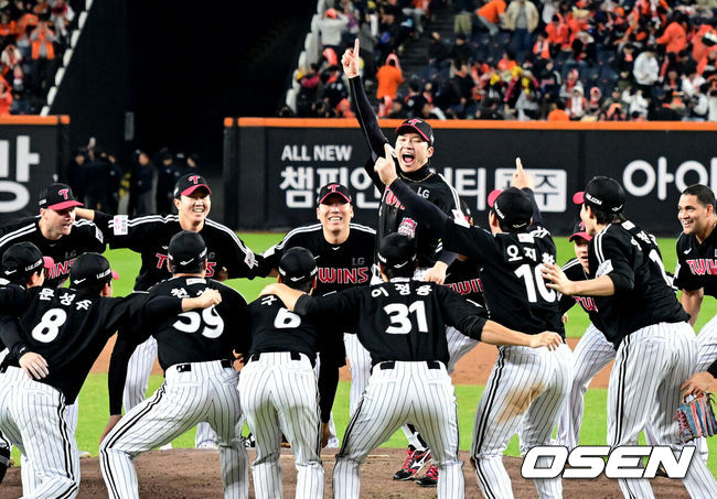 [OSEN=대전, 지형준 기자] 이변은 없었다. 2025시즌 우승팀은 무적 LG 트윈스다. 프로야구 LG 트윈스는 31일 대전 한화생명볼파크에서 열린 2025 신한 SOL뱅크 KBO 한국시리즈(7전 4선승제) 한화 이글스와의 5차전에서 4-1로 승리했다.정규시즌 1위 LG는 시리즈 전적 4승 1패로 통합우승 금자탑을 쌓았다. LG의 통합우승은 1990년, 1994년, 2023년에 이은 통산 4번째로, 염경엽 감독은 2023년 부임 후 3년 사이 팀을 두 차례나 정상에 올려놓는 위대한 업적을 달성했다. 2023년 1위, 2024년 3위, 2025년 1위로 KBO리그에 트윈스 왕조 시대를 활짝 열었다. 반면 2위 한화는 플레이오프를 거쳐 2006년 이후 19년 만에 한국시리즈 무대를 밟았지만, LG의 벽을 넘지 못하며 1999년 이후 26년 만에 통산 두 번째 우승이 무산됐다. LG 선수들이 마운드에 모여 우승을 기뻐하고 있다. 2025.10.31 /jpnews@osen.co.kr