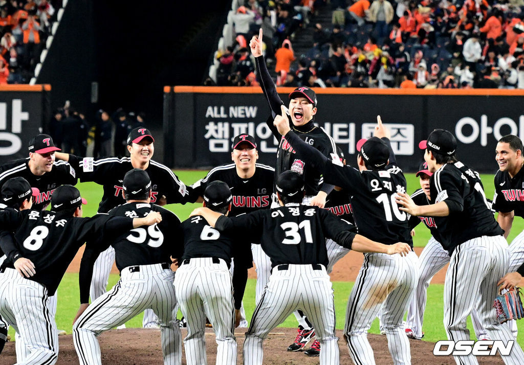 이변은 없었다. 2025시즌 우승팀은 무적 LG 트윈스다. 프로야구 LG 트윈스는 31일 대전 한화생명볼파크에서 열린 2025 신한 SOL뱅크 KBO 한국시리즈(7전 4선승제) 한화 이글스와의 5차전에서 4-1로 승리했다.정규시즌 1위 LG는 시리즈 전적 4승 1패로 통합우승 금자탑을 쌓았다. LG의 통합우승은 1990년, 1994년, 2023년에 이은 통산 4번째로, 염경엽 감독은 2023년 부임 후 3년 사이 팀을 두 차례나 정상에 올려놓는 위대한 업적을 달성했다. 2023년 1위, 2024년 3위, 2025년 1위로 KBO리그에 트윈스 왕조 시대를 활짝 열었다. 반면 2위 한화는 플레이오프를 거쳐 2006년 이후 19년 만에 한국시리즈 무대를 밟았지만, LG의 벽을 넘지 못하며 1999년 이후 26년 만에 통산 두 번째 우승이 무산됐다. LG 선수들이 마운드에 모여 우승을 기뻐하고 있다. 2025.10.31 /jpnews@osen.co.kr