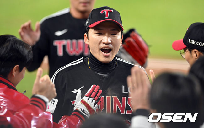 [OSEN=대전, 손용호 기자] 31일 대전 한화생명볼파크에서 2025 신한 SOL Bank KBO리그 포스트시즌 한국시리즈 5차전 한화 이글스와 LG 트윈스의 경기가 열렸다.이날 경기에 한화는 문동주를, LG는 톨허스트를 선발투수로 내세웠다. 4회말 2사 박해민이 최재훈의 타구를 처리하고 동료들의 환영을   있다.  2025.10.31/spjj@osen.co.kr