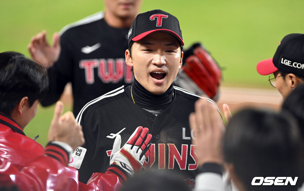 31일 대전 한화생명볼파크에서 2025 신한 SOL Bank KBO리그 포스트시즌 한국시리즈 5차전 한화 이글스와 LG 트윈스의 경기가 열렸다.이날 경기에 한화는 문동주를, LG는 톨허스트를 선발투수로 내세웠다. 4회말 2사 박해민이 최재훈의 타구를 처리하고 동료들의 환영을   있다.  2025.10.31/spjj@osen.co.kr