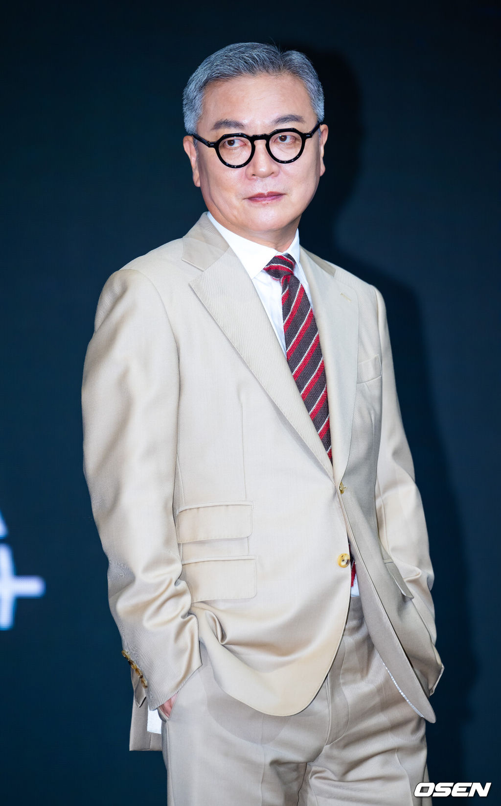 디즈니+ 오리지널 '파인: 촌뜨기들' 제작발표회가 8일 서울 콘래드 서울 호텔에서 열렸다.류승룡, 양세종, 임수정을 비롯한 믿고 보는 배우들이 총출동한 '파인: 촌뜨기들(극본 강윤성 안승환, 연출 강윤성, 약칭 파인)'은 1977년, 바다 속에 묻힌 보물선을 차지하기 위해 몰려든 근면성실 생계형 촌뜨기들의 속고 속이는 이야기를 그린 드라마다.배우 김의성이 포즈를 취하고 있다. 2025.07.08 / rumi@osen.co.kr