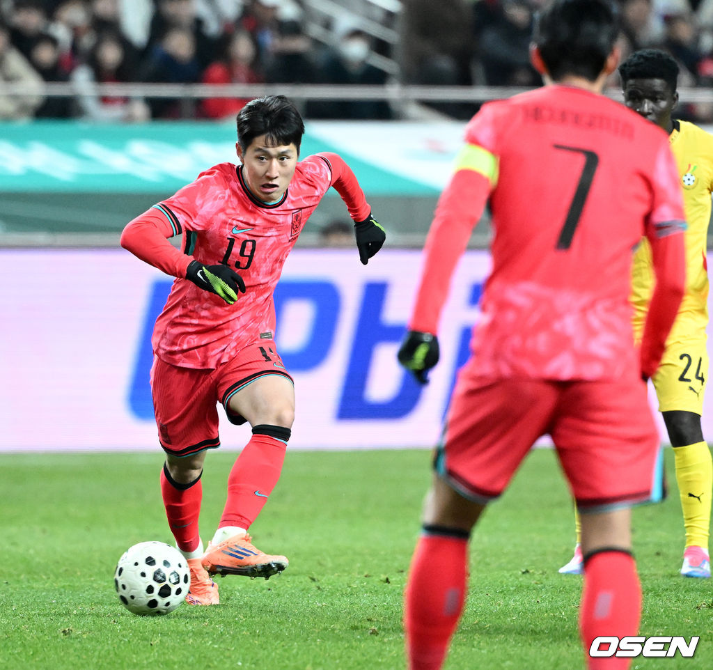 홍명보호가 어려운 경기 끝에 2025년 마지막 A매치를 승리로 장식했다.홍명보 감독이 이끄는 한국 축구대표팀은 18일 오후 8시 서울월드컵경기장에서 열린 11월 A매치 두 번째 친선경기에서 '아프리카 강호' 가나를 상대로 1-0 승리했다.내달 2026 국제축구연맹(FIFA) 북중미 월드컵 조 추첨을 앞두고 열리는 마지막 평가전이었다. 한국은 가나까지 잡아내면서 사상 최초로 월드컵 포트 2를 확정하게 됐다.후반 대한민국 이강인이 드리블 돌파를 하고 있다. 2025.11.18 /sunday@osen.co.kr