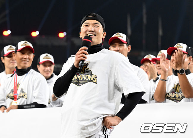 [OSEN=대전, 이대선 기자] 프로야구 LG 트윈스는 31일 대전 한화생명볼파크에서 열린 2025 신한 SOL뱅크 KBO 한국시리즈(7전 4선승제) 한화 이글스와의 5차전에서 4-1로 승리했다.정규시즌 1위 LG는 시리즈 전적 4승 1패로 통합우승 금자탑을 쌓았다. LG의 통합우승은 1990년, 1994년, 2023년에 이은 통산 4번째로, 염경엽 감독은 2023년 부임 후 3년 사이 팀을 두 차례나 정상에 올려놓는 위대한 업적을 달성했다. LG 주장 박해민이 관중석을 향해 우승 인사를 하고 있다. 2025.10.31 /sunday@osen.co.kr