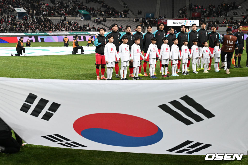 홍명보 감독이 이끄는 대한민국 축구대표팀이 18일 오후 서울월드컵경기장에서 아프리카 강호 가나와 평가전을 가졌다.홍명보호의 2025년의 끝을 장식할 경기다. 내달 2026 국제축구연맹(FIFA) 북중미 월드컵 조 추첨을 앞두고 열리는 마지막 평가전이기도 하다. 현재 한국은 가나전 결과와 상관없이 사실상 월드컵 포트 2가 확정된 상태다. 아프리카 예선을 뚫고 북중미행에 성공한 가나는 FIFA 랭킹 73위다. 22위 한국보다는 51계단 낮다. 하지만 통산 전적에서 4승 3패로 한국보다 우위다. 경기에 앞서 대한민국 선수들이 애국가를 부르고 있다. 2025.11.18 /sunday@osen.co.kr