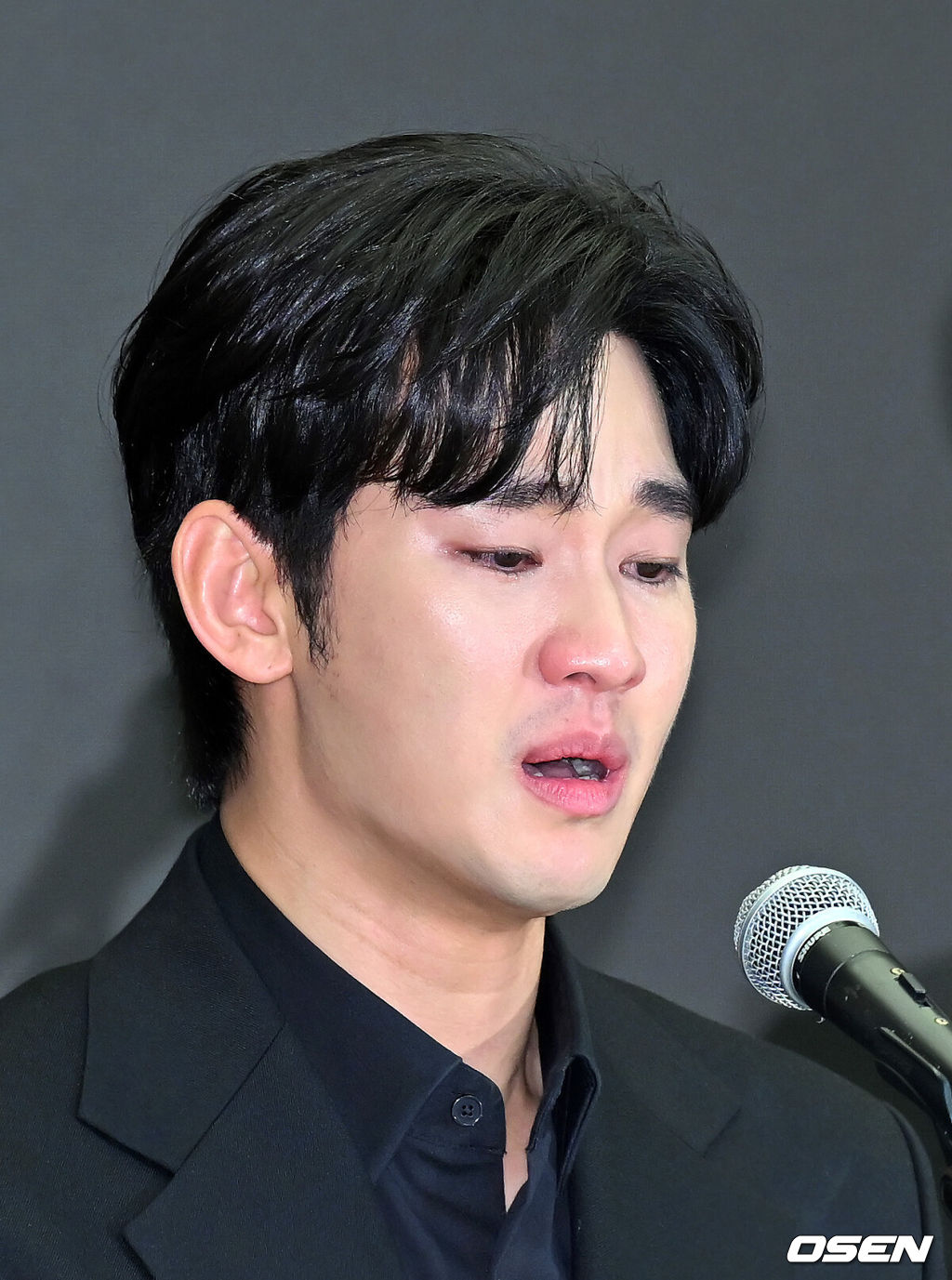 31일 오후 서울 마포구 상암동 스탠포드호텔에서 김수현 기자회견이 열렸다.배우 김수현은 故김새론 사망 이후 그를 휘감은 미성년자 열애 의혹 등에 대한 기자회견에 참석한다. 고인 사망 후 44일 만이며, 김수현은 법무법인 엘케이비앤파트너스 김종복 변호사와 함께 참석한다. 다만 기자회견에서 질의응답은 이뤄지지 않는다.배우 김수현이 기자회견을 하며 눈물을 흘리고 있다. 2025.03.31 / rumi@osen.co.kr