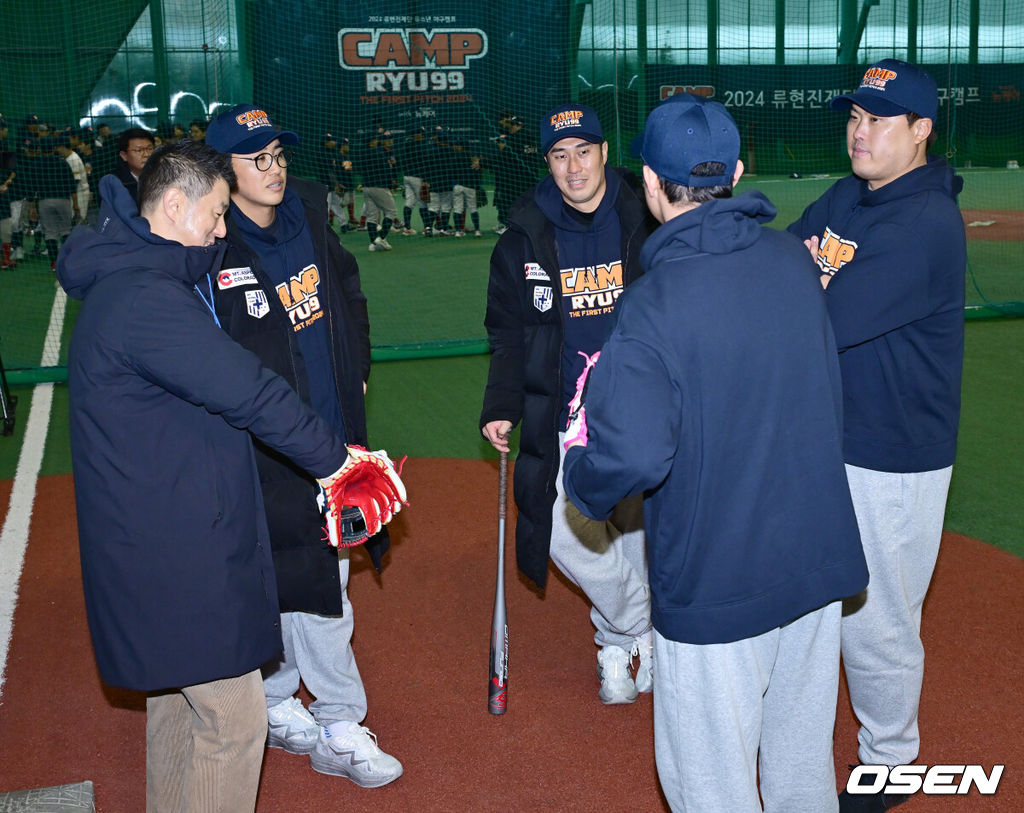 21일 오전 충남 서산 한화이글스 2군 훈련장에서 2024 류현진재단 유소년 야구캠프 'CAMP RYU99 with 뉴케어' 행사가 열렸다. 한화 채은성, 장민재, 류현진이 이야기를 나누고 있다. 2024.12.21 / ksl0919@osen.co.kr