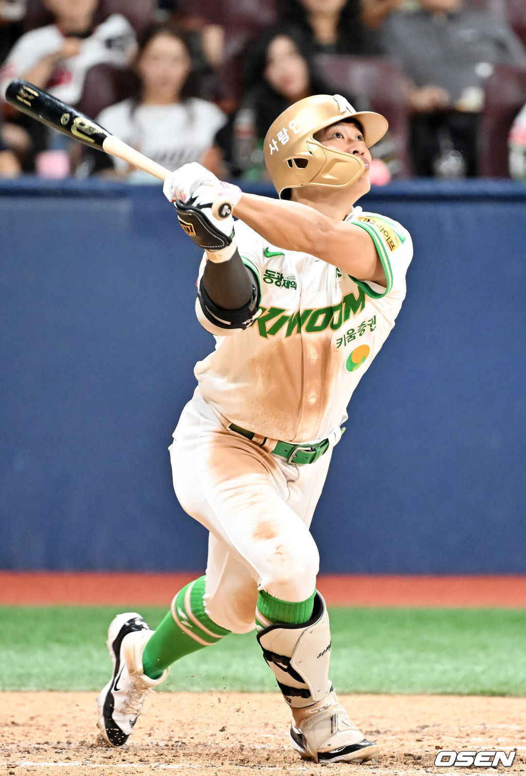 15일 오후 서울 고척스카이돔에서 ‘2025 신한 SOL Bank KBO리그’ 키움 히어로즈와 KT 위즈의 경기가 열린다.키움은 메르세데스, KT는 고영표를 선발로 내세운다.5회말 2사 키움 송성문이 우월 동점 솔로 홈런을 때리며 전 구단 상대 홈런 및 20-20 달성을 하고 있다. 2025.08.15 / rumi@osen.co.kr