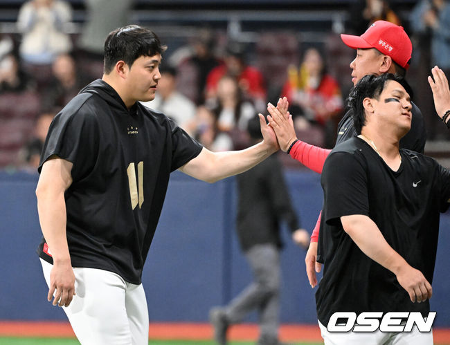 [OSEN=고척, 이대선 기자] 프로야구 KIA 타이거즈가 짜릿한 재역전승을 거뒀다. KIA는 6일 서울 고척스카이돔에서 열린 ‘2025 신한은행 SOL Bank KBO리그’ 키움 히어로즈와의 경기에서 5-3으로 승리하고 2연승을 질주했다. 이날 승리로 어린이날 3연전 위닝시리즈를 확보했다.경기 종료 후 KIA 조상우가 이범호 감독과 승리의 기쁨을 나누고 있다. 2025.05.06 /sunday@osen.co.kr