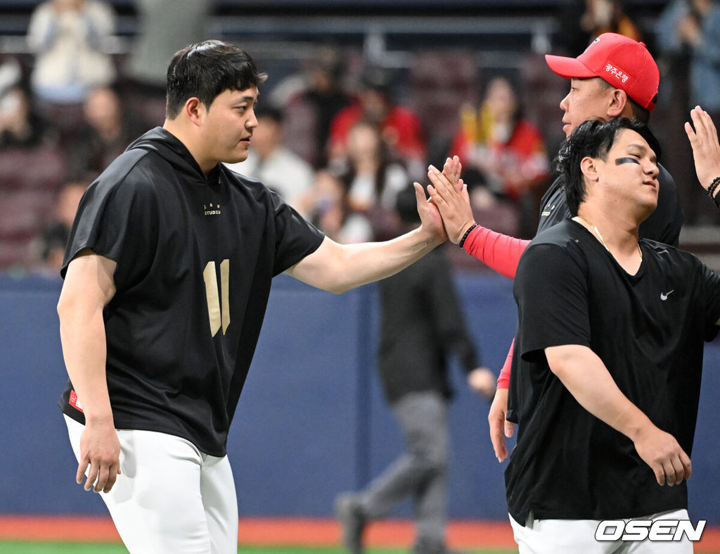 프로야구 KIA 타이거즈가 짜릿한 재역전승을 거뒀다. KIA는 6일 서울 고척스카이돔에서 열린 ‘2025 신한은행 SOL Bank KBO리그’ 키움 히어로즈와의 경기에서 5-3으로 승리하고 2연승을 질주했다. 이날 승리로 어린이날 3연전 위닝시리즈를 확보했다.경기 종료 후 KIA 조상우가 이범호 감독과 승리의 기쁨을 나누고 있다. 2025.05.06 /sunday@osen.co.kr