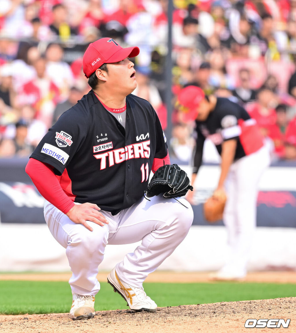 31일 오후 수원 KT 위즈 파크에서 ‘2025 신한 SOL BANK KBO리그’ KT 위즈와 KIA 타이거즈의 경기가 진행됐다.이날 선발투수로 KT는 소형준을, KIA는 윤영철을 선발투수로 내세웠다.8회말 1사 1루 KT 권동진에게 볼넷 허용한 조상우 투수가 아쉬워하고 있다.  2025.05.31   / soul1014@osen.co.kr